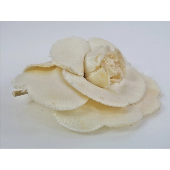 CHANEL Gold and Cream Fabric Brooch - Picture 4 of 9